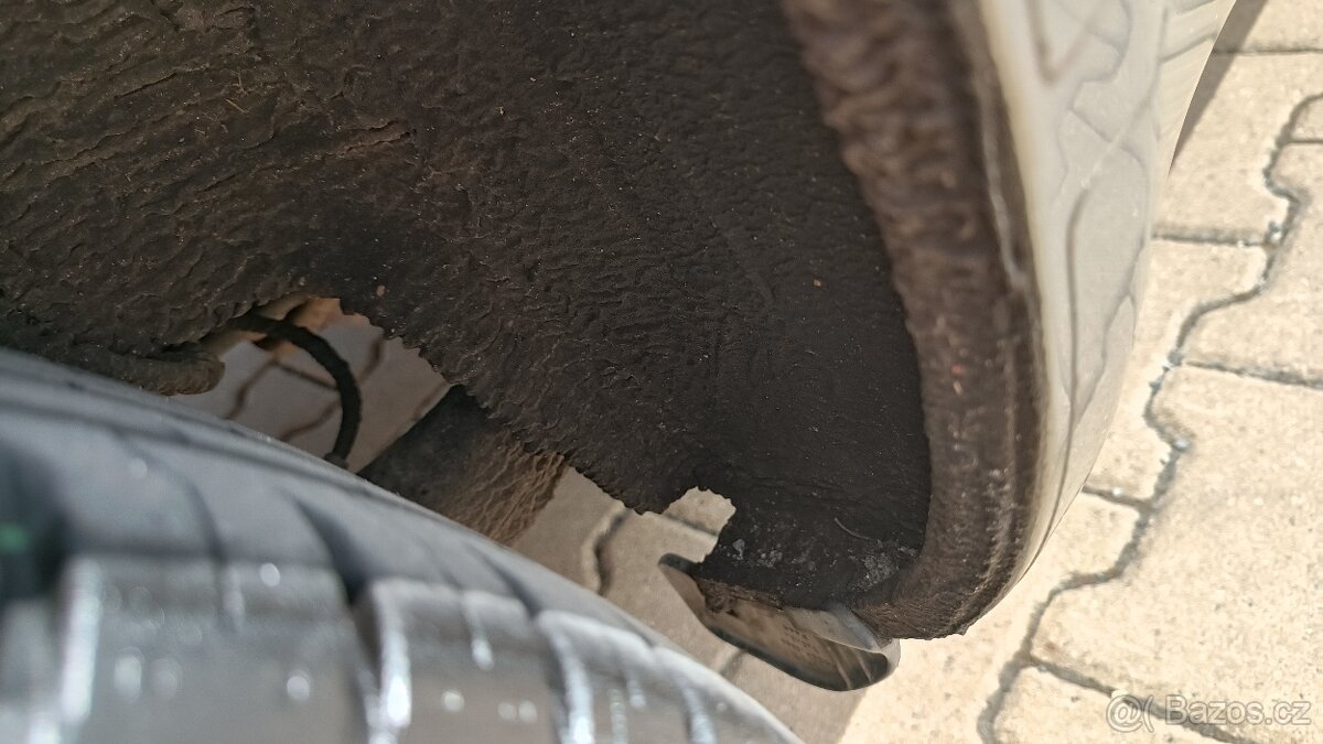 Toyota Yaris 1.3 - 15