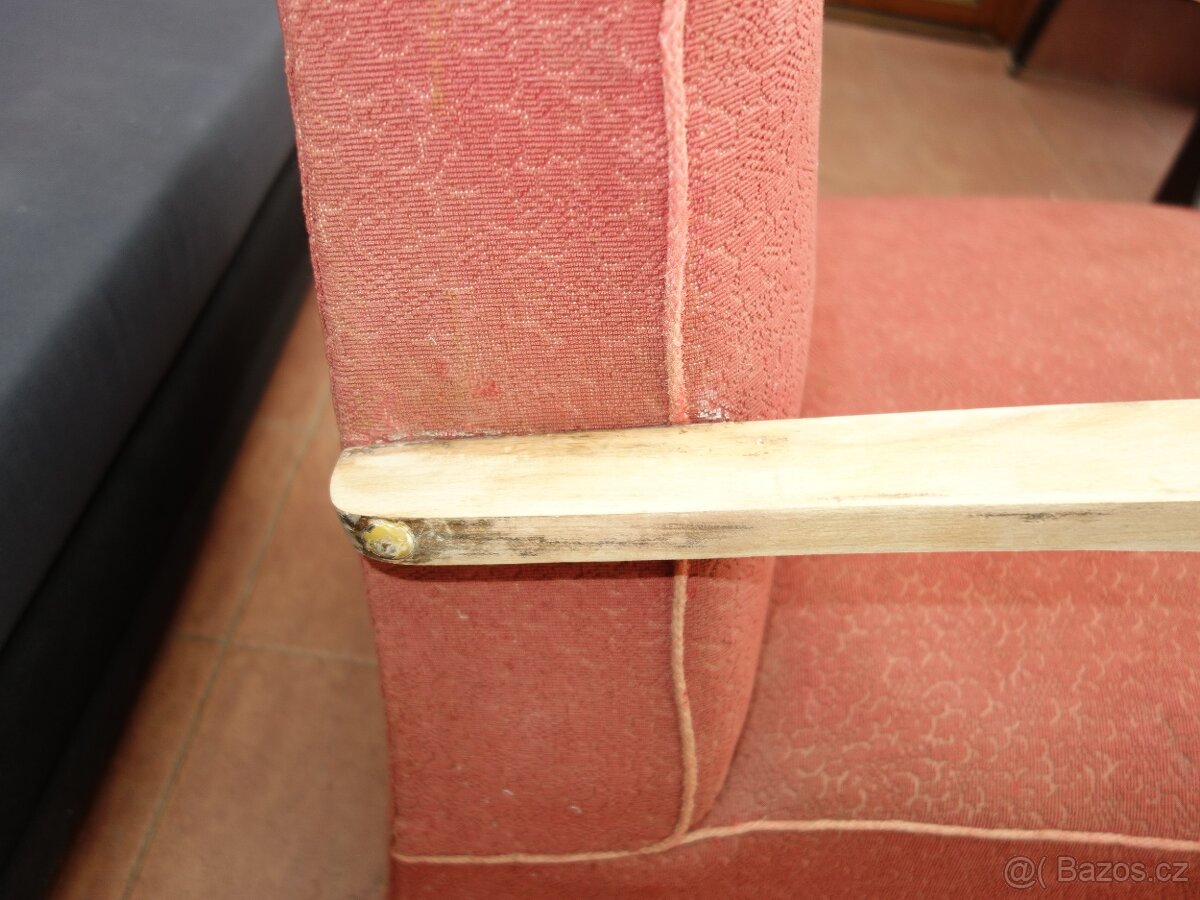 Dvě křesla Halabala červené, cena je za obě dohromady - 15