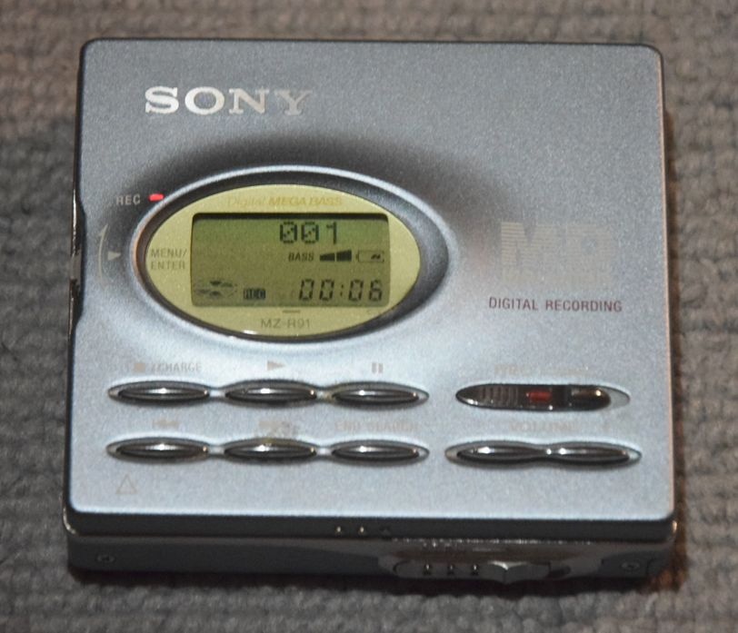 Minidisc Sony MZ-R91, manual, AA adapter, manual, MD disky - 15