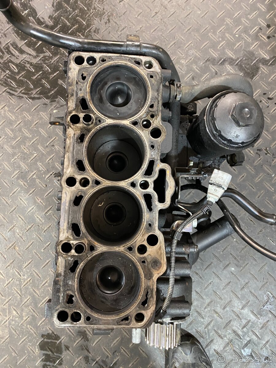 Motor BKD 2.0 TDI 103kW - blok, sání, EGR - 15