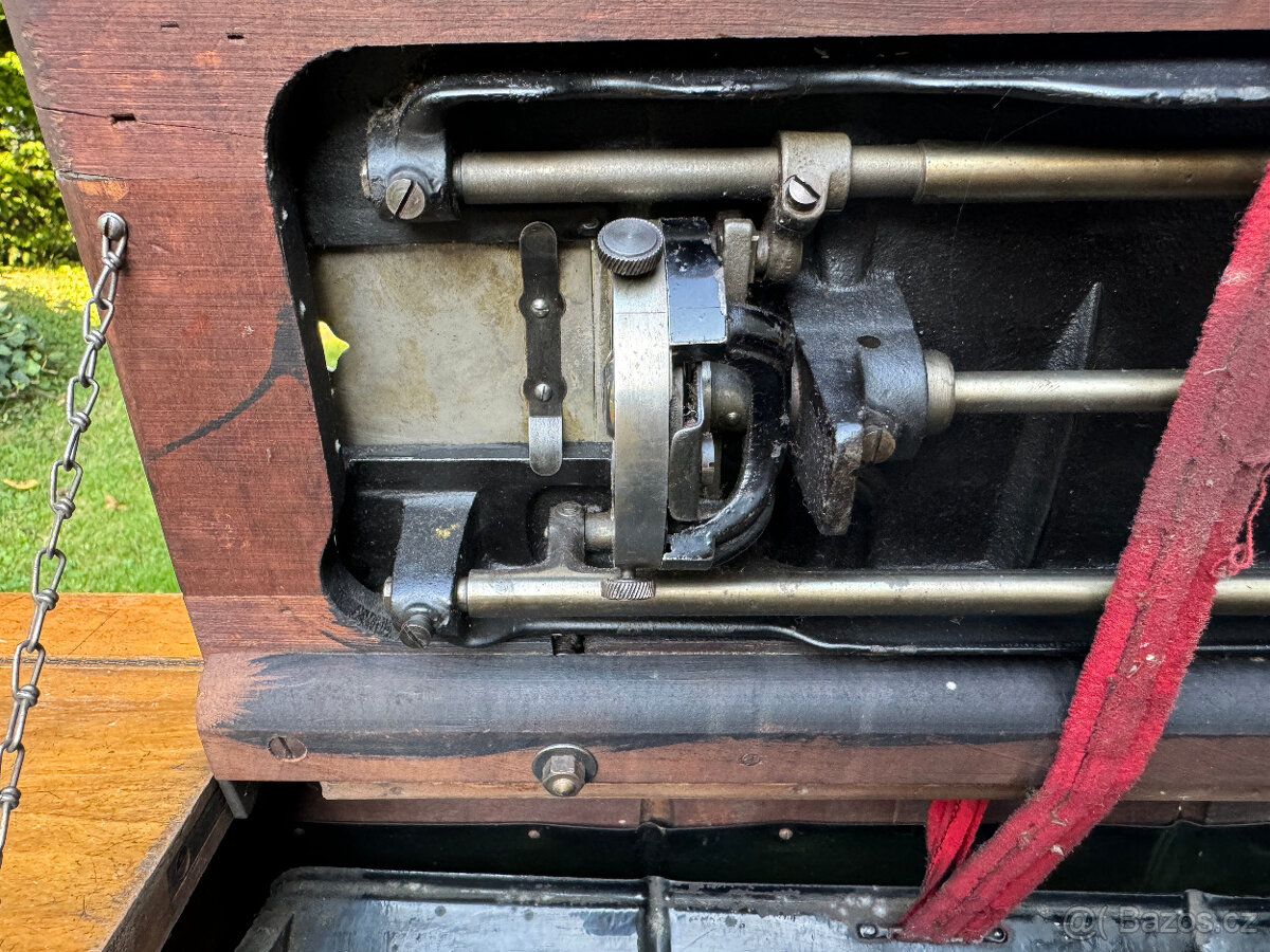 Robustní litinový šicí stroj Gritzner „V“ z roku 1920 - 15