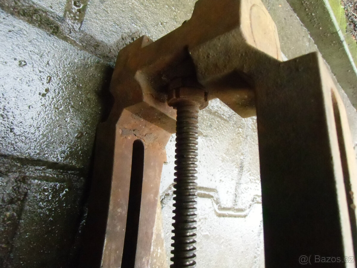 Naklápěcí upínací stůl s drážkami. - 15