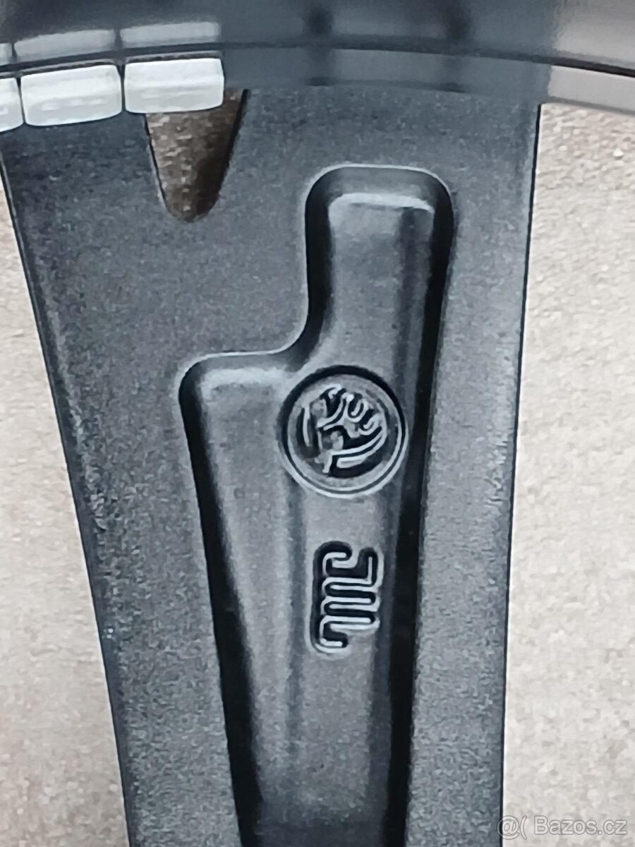 Zánovní zimní orig alu Škoda Karoq 215/50/18 vzorek 9mm - 15