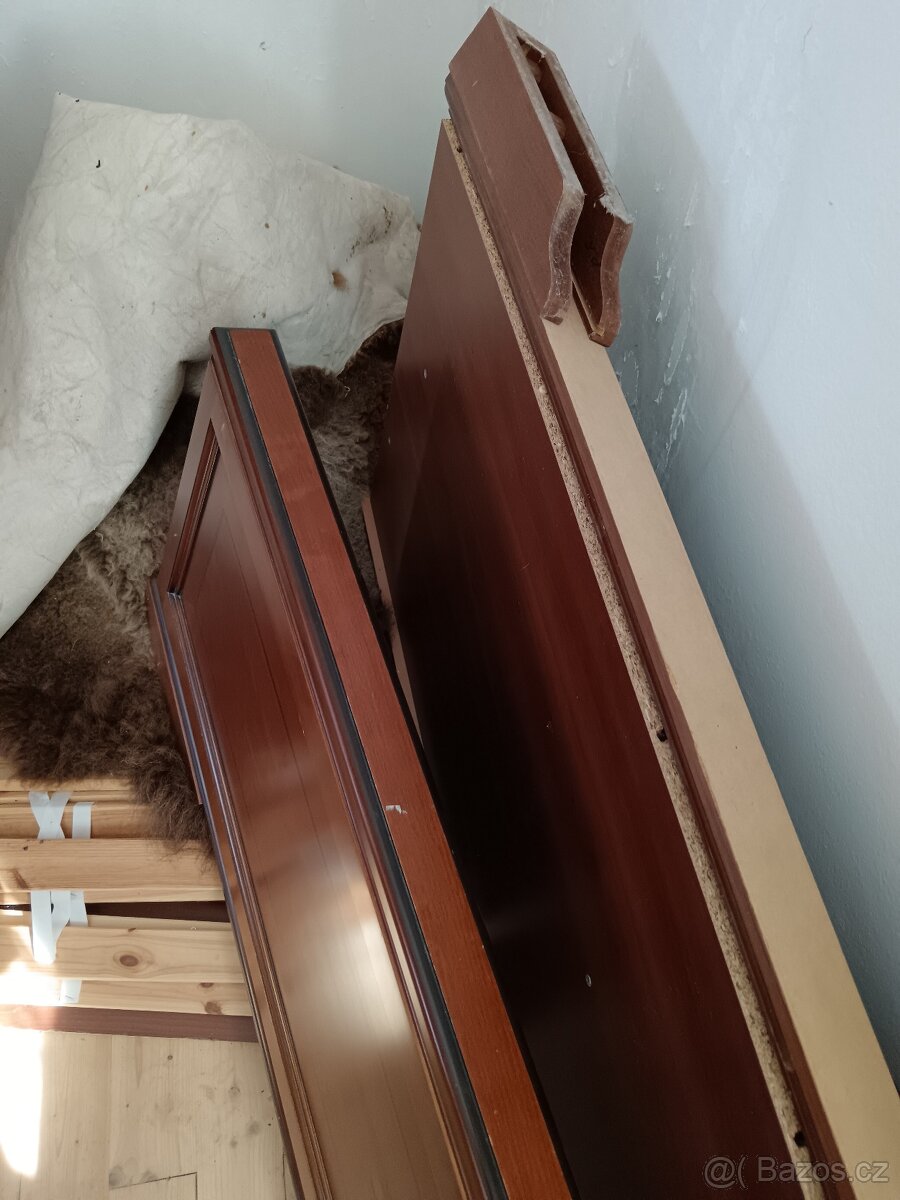 Komoda, postel, stůl - 15