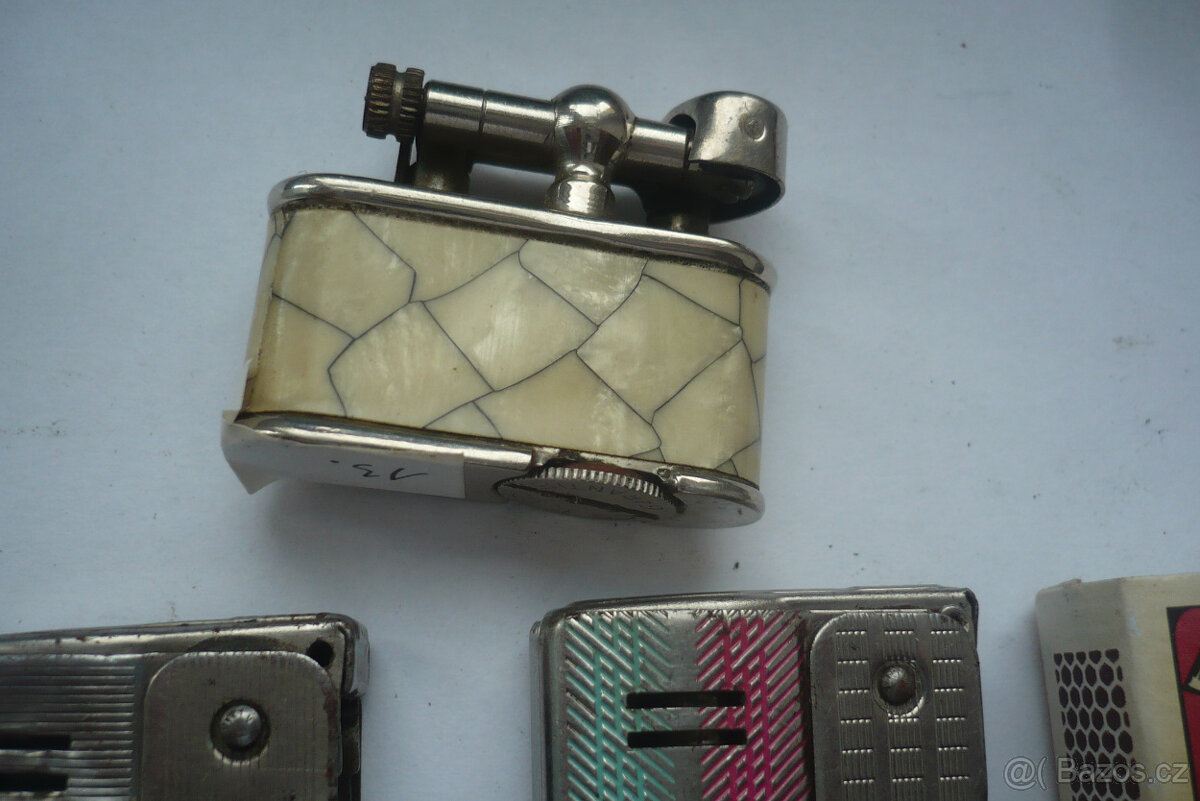 sbírka starých benzínových zapalovačů. - 15