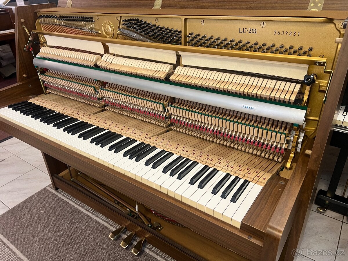 Japonské pianino Yamaha LC-201 se zárukou 5 let. REZERVACE - 15