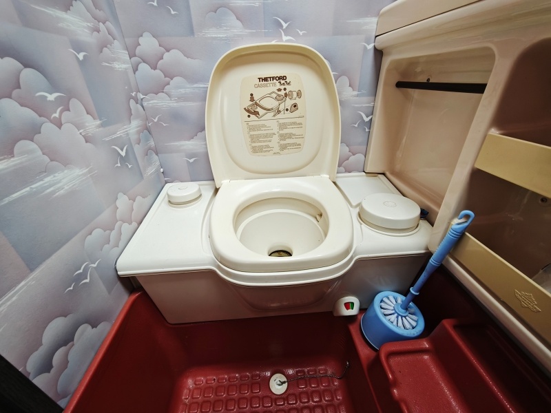 Cestovní karavan HOBBY 470 Classic pro 4 osoby - 15