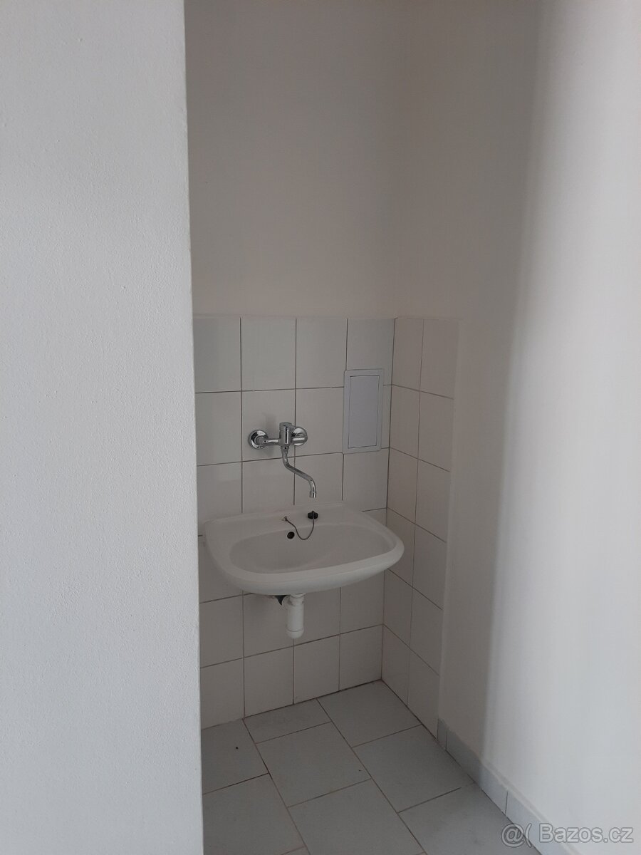 Prosklená prodejna se skladem v Kolíně - 15