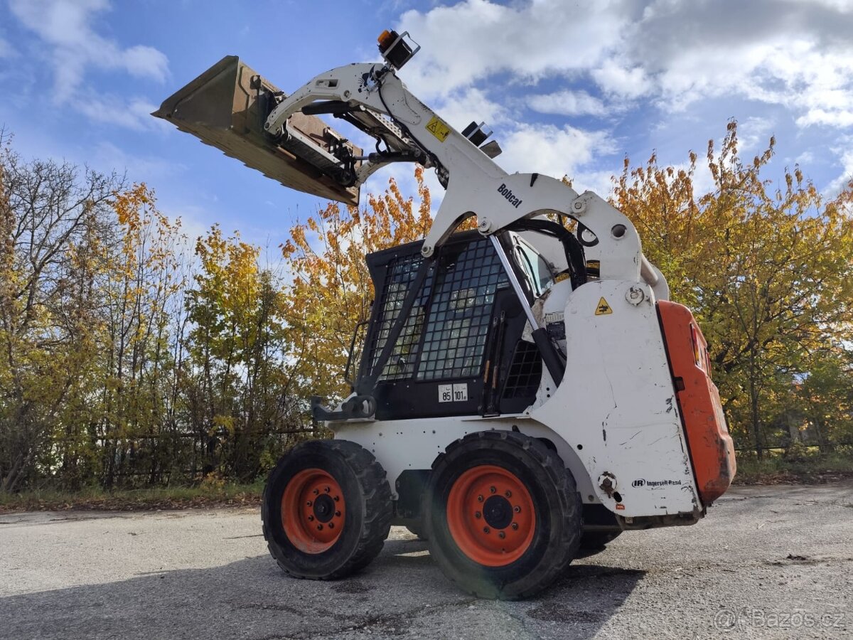 Šmykem rizený nakladač Bobcat S185. ŠPZ. - 15