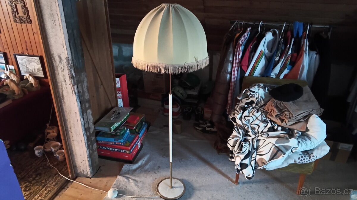 Retro křeslo ,stolky,lékařská vitrína. - 15