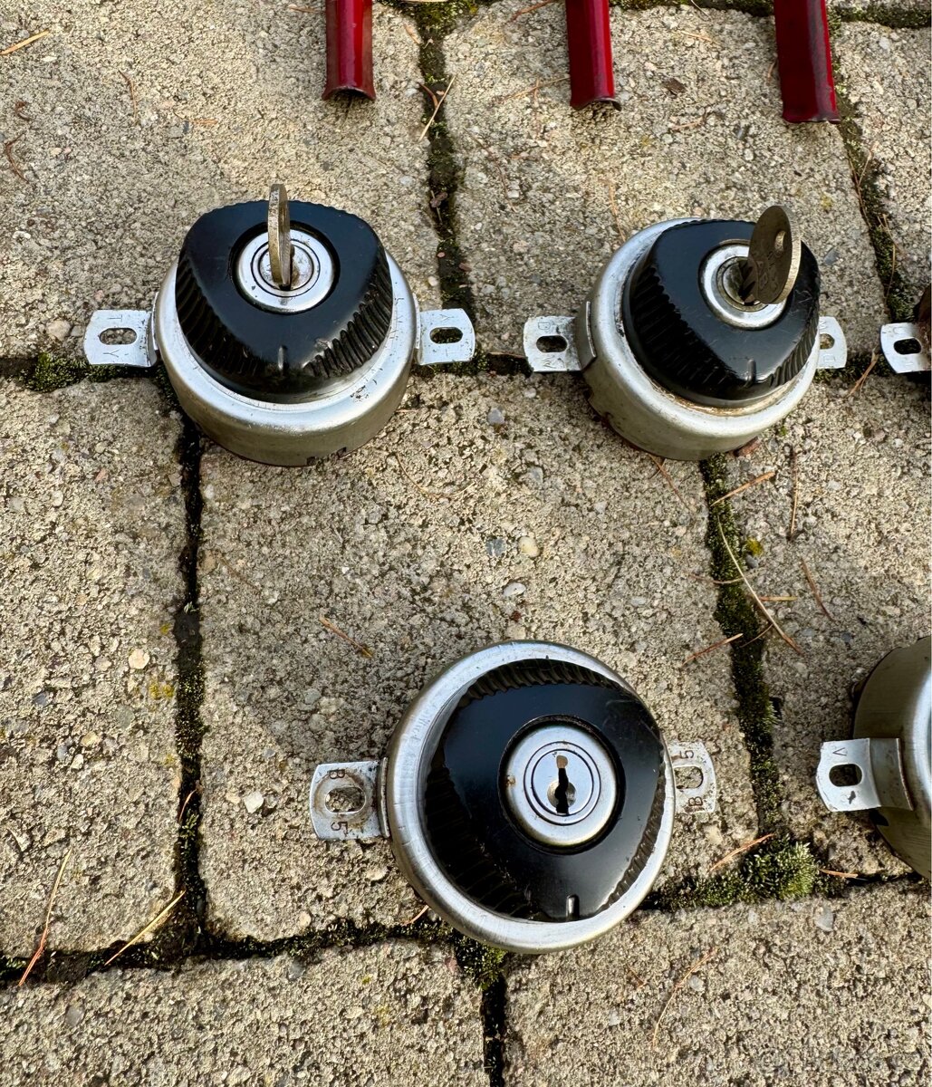 Jawa 250 350 panelka - drzaky a spinacky - 15