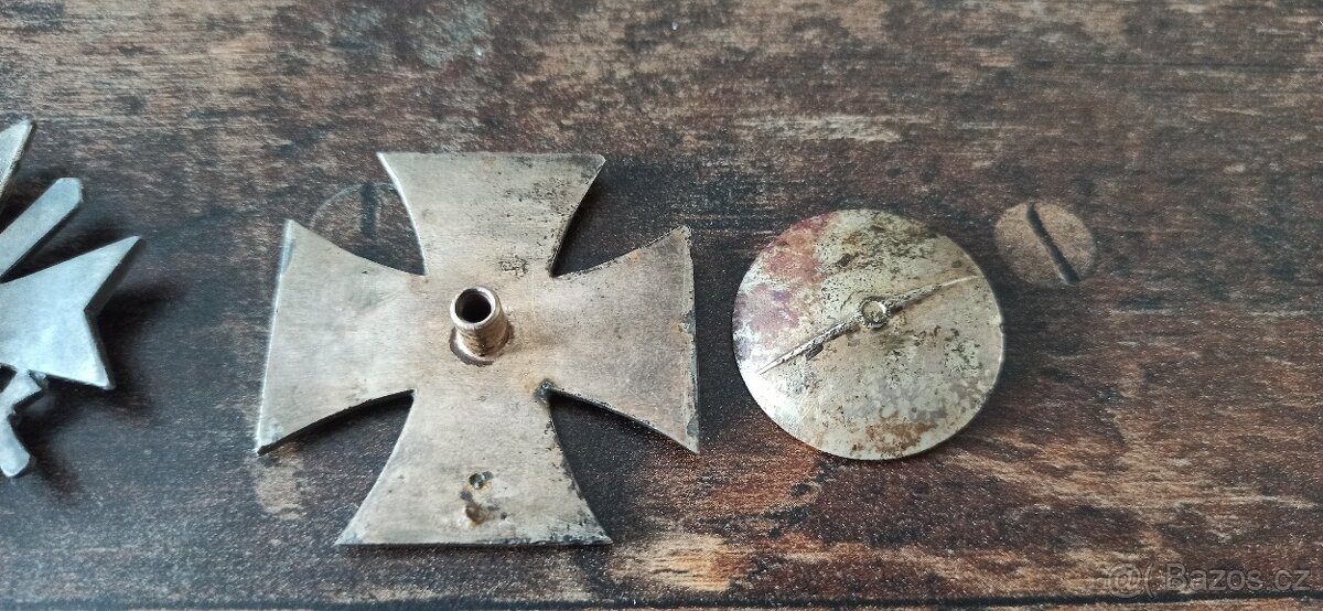 Medaile, vyznamenání, odznaky. - 15