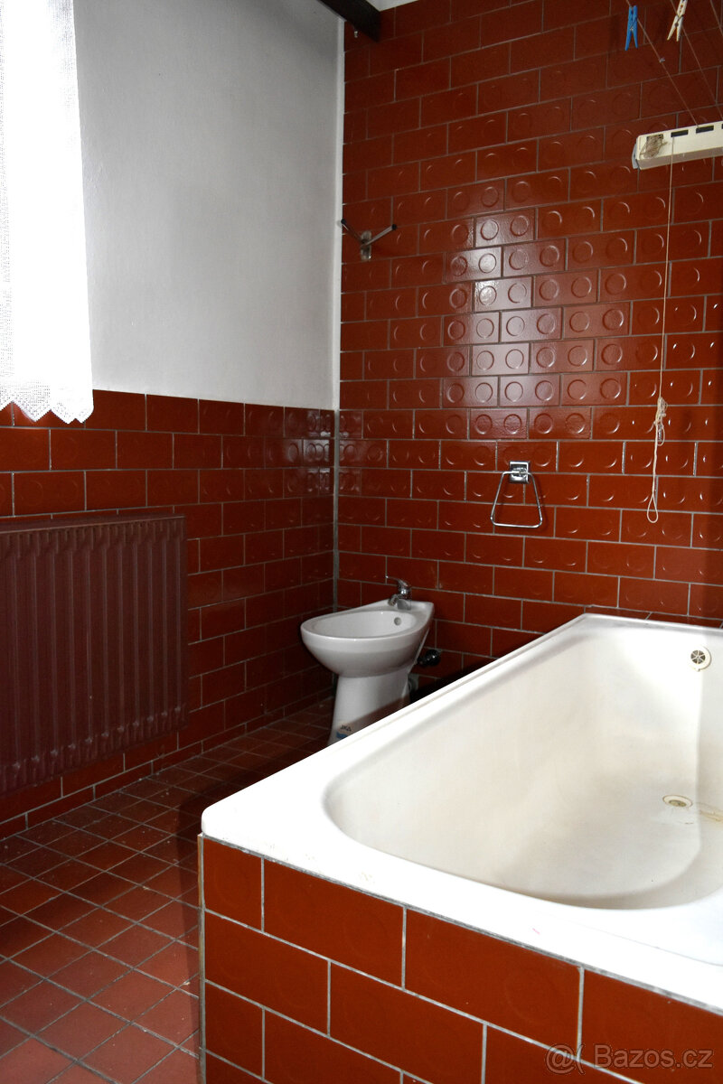 Náchod - Prodej rodinného domu se třemi jednotkami a garáží - 15