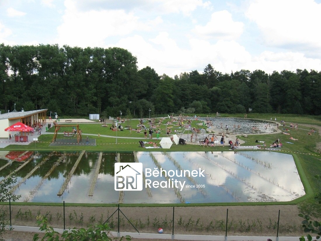 Pronájem bytu 3+kk 99 m², zahrady 90 m2 s pergolou a krbem, - 15