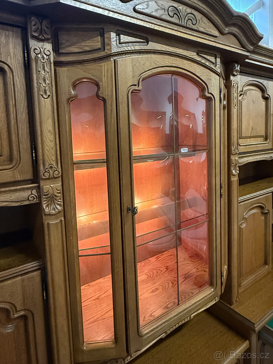 Zdobená dubová rustikální stěna 330cm - 15