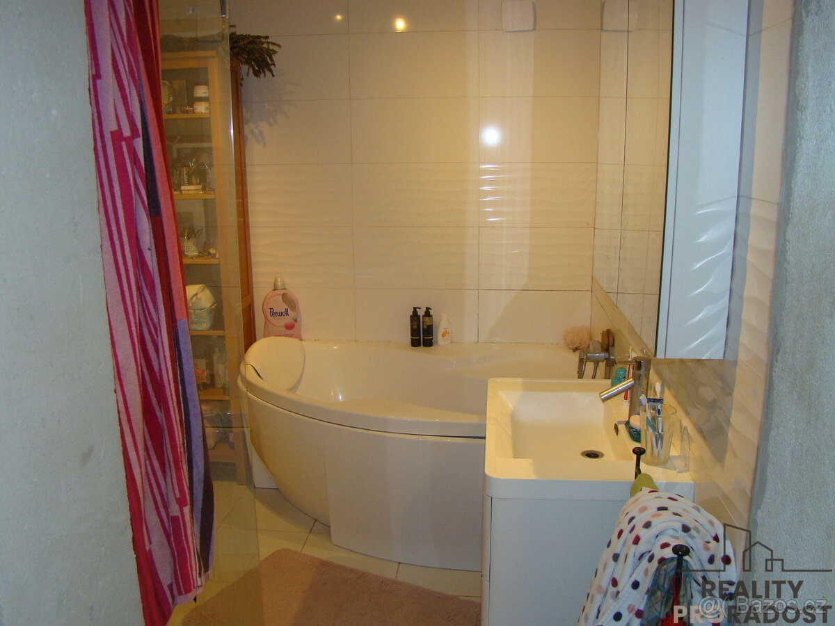 Prodej rodinného domu se zahradou a stavebním pozemkem v Hoř - 15