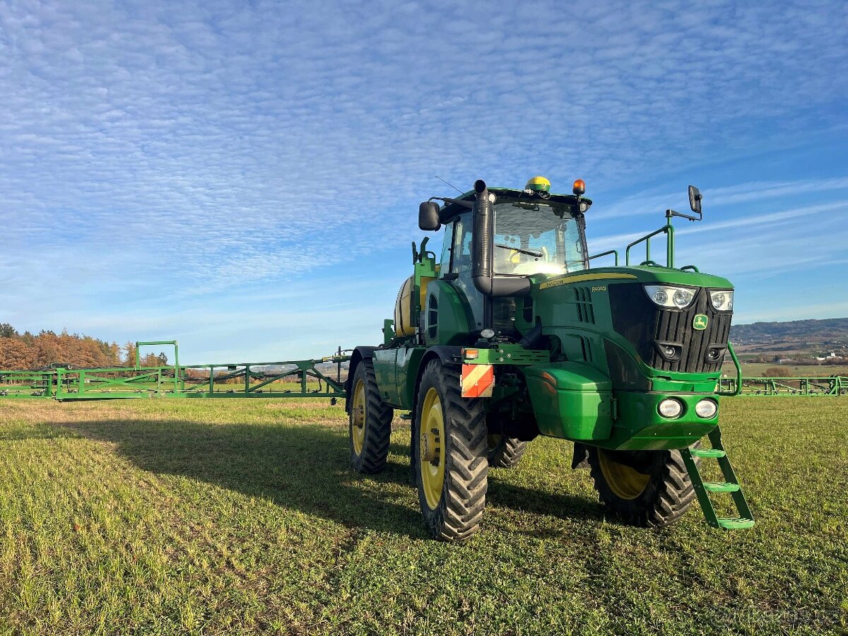 samochodný postřikovač JD R4040i - 15