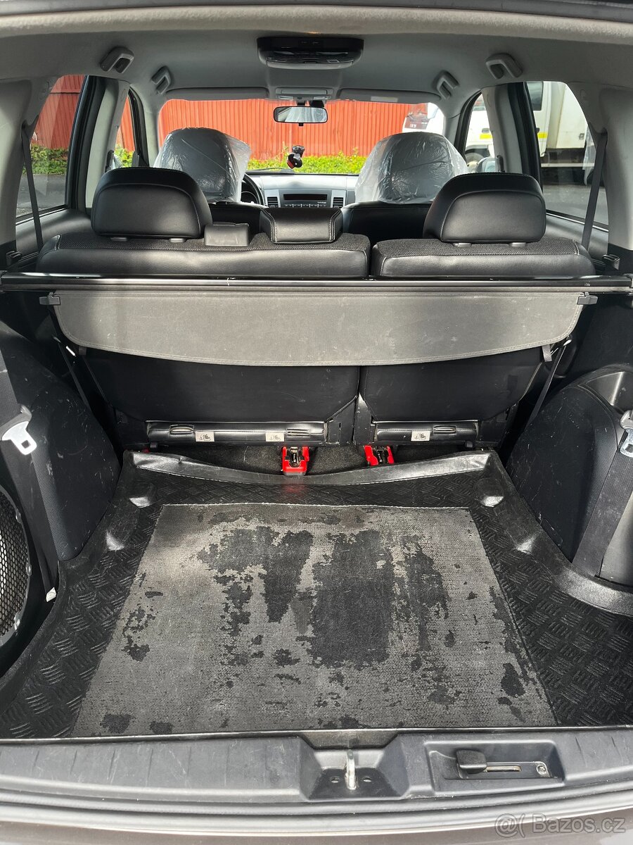 Mitsubishi Outlander 4x4 rv 2011 2.2 DI-D, Automat, 7-místný - 15
