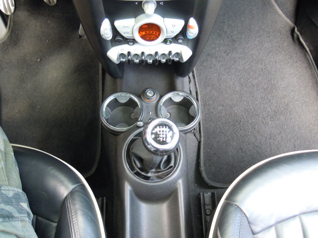 Mini Cooper 1.6D 80kw(109hp) r.v.9/2010 pěkný stav - 15