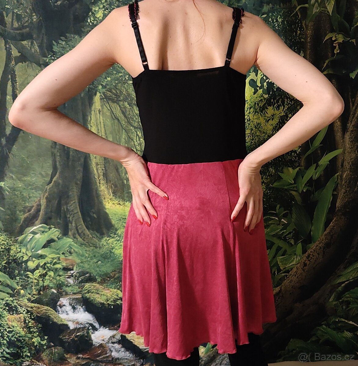 Set krásného oblečení šaty, kabát, triko - 15