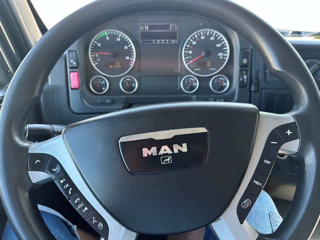 MAN TGM 18.290 se shrnovací plachtou a čelem - 15