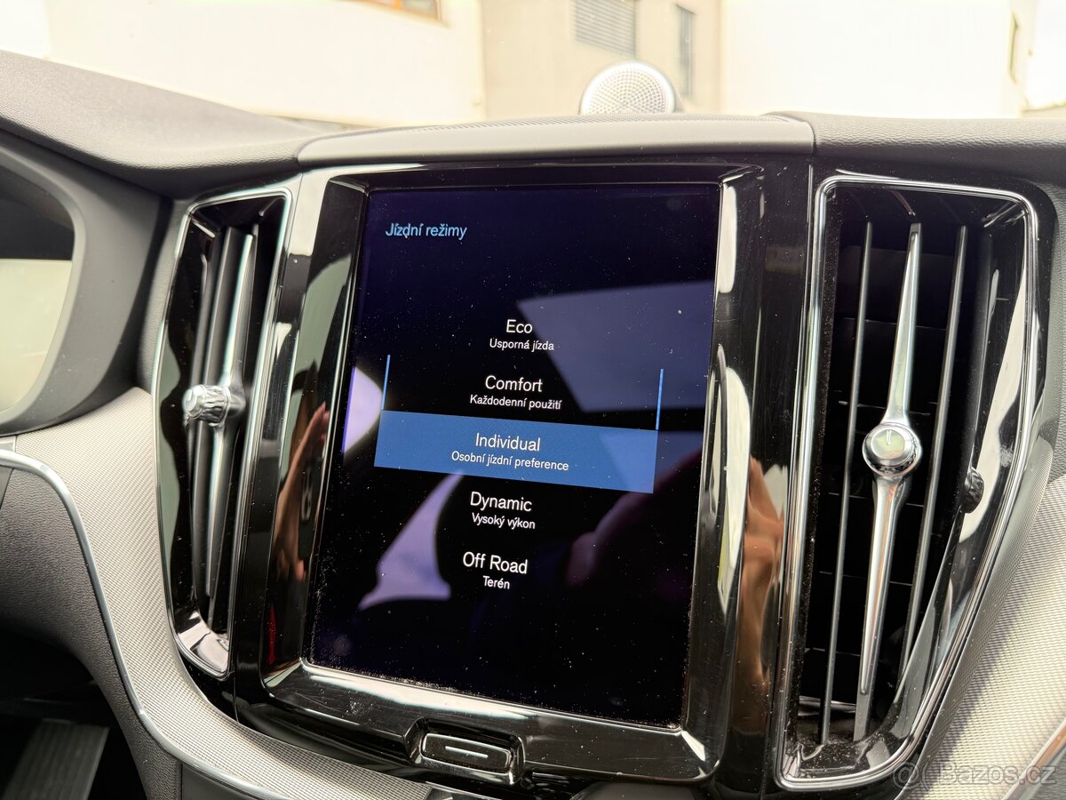 Volvo XC60 R-Design 173kW 5L-Záruka Tažné - 15