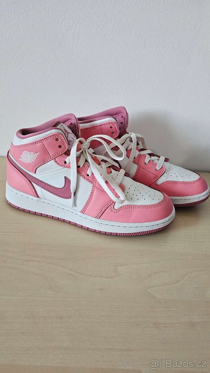 Nike Air Jordan 1 Mid Valentine's Day - 15