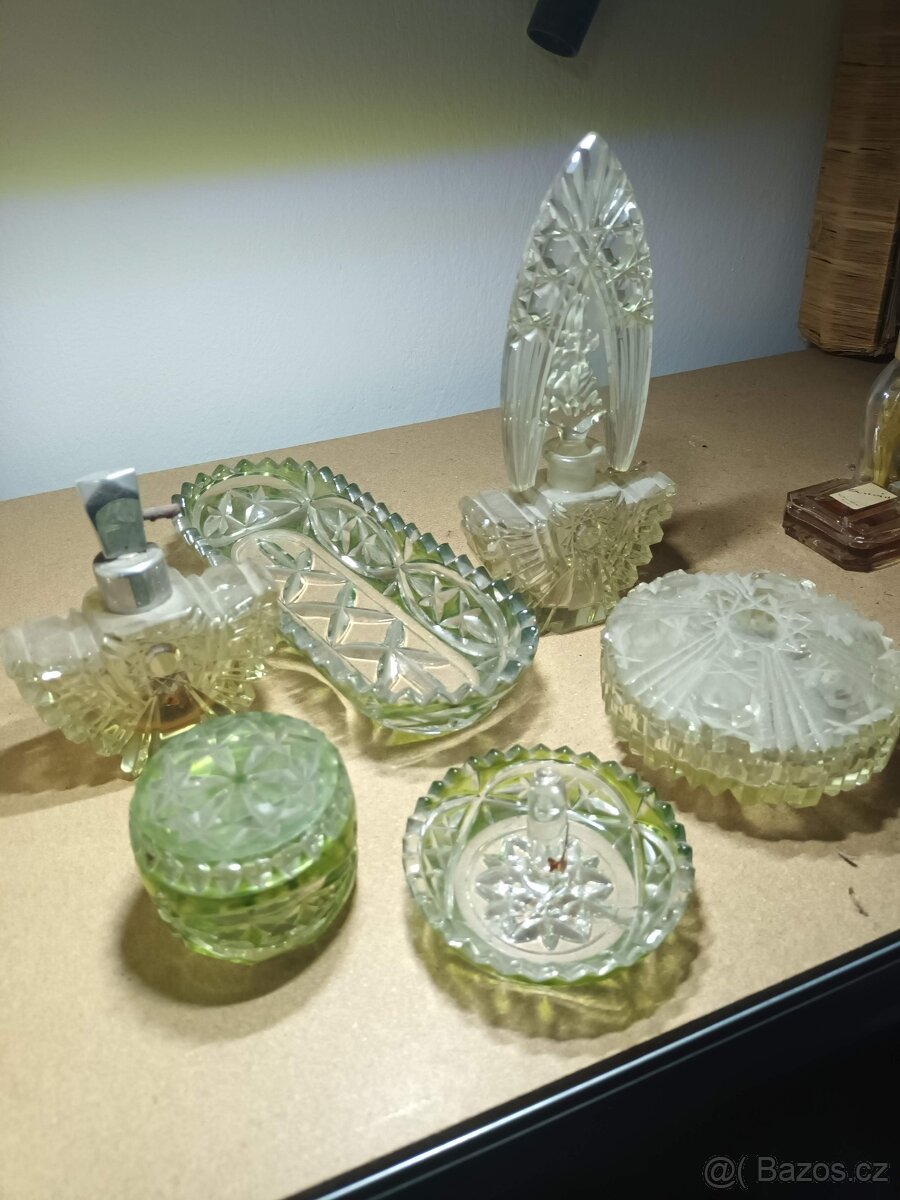 Sada parfémových flakonů, zelené sklo - 15