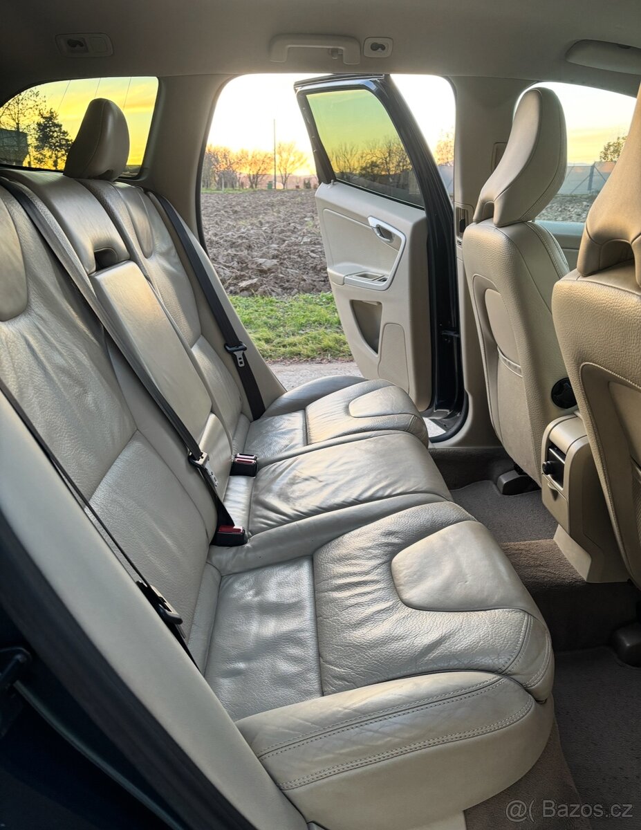 VOLVO XC60 2.4 D4 SUMMUM MANUÁL - 15