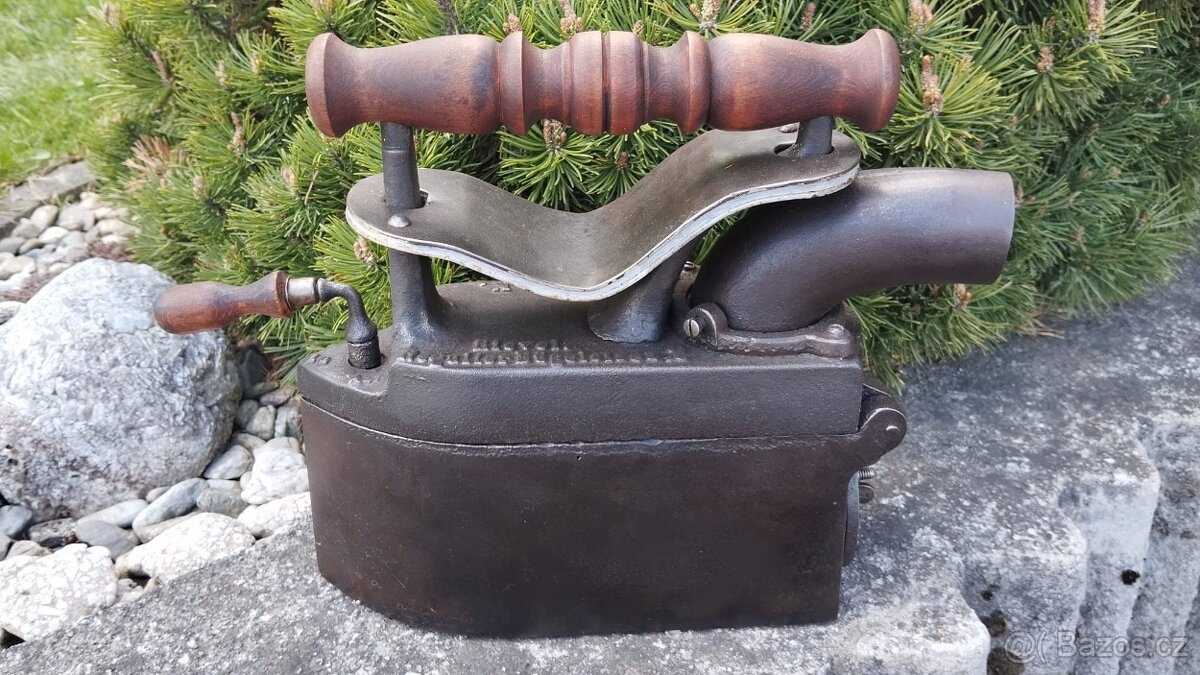 Obrovská komínová velmi stará sbírková žehlička D.R.G.M. - 15