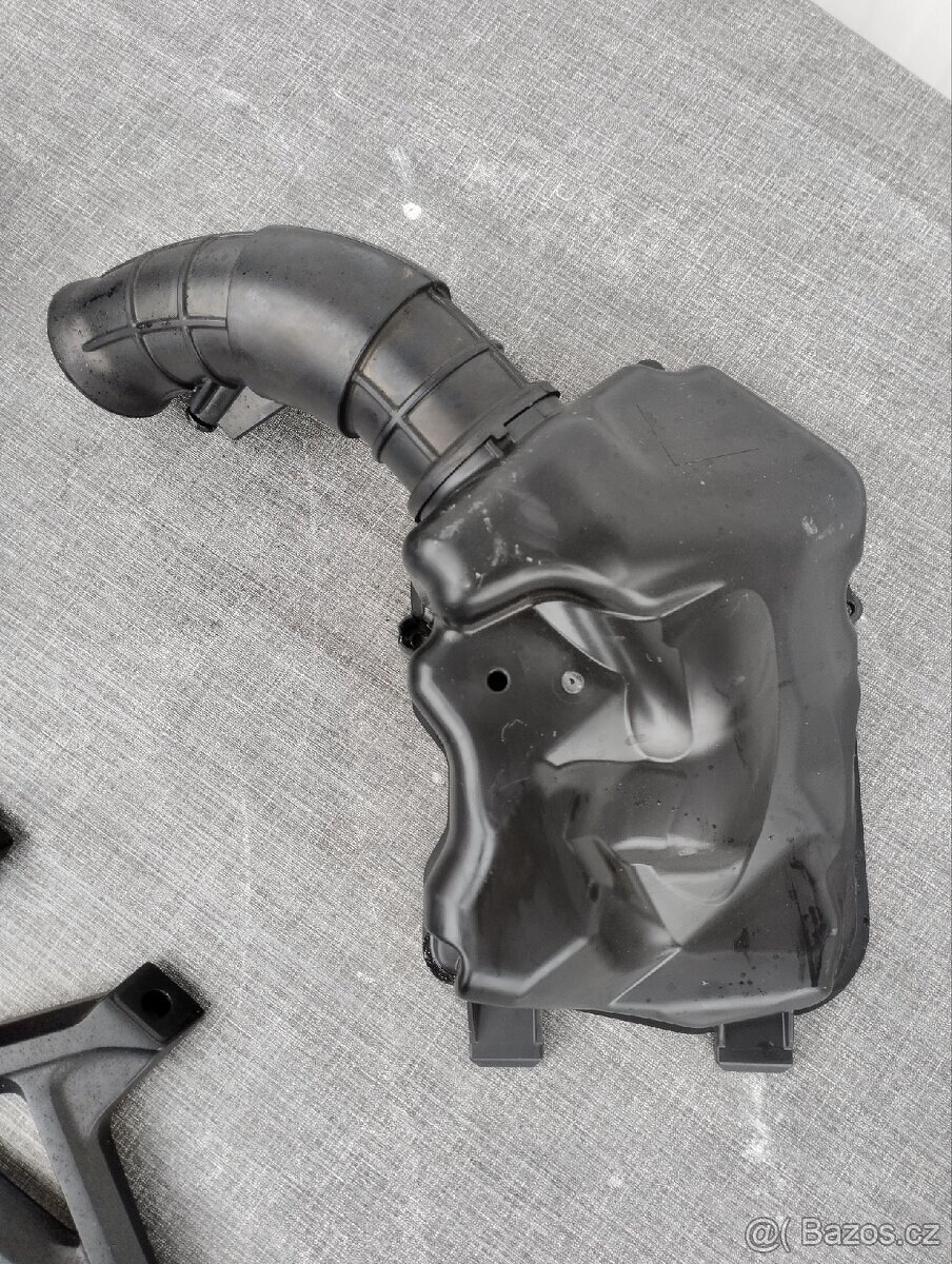 Nádrž Honda Africa Twin 1100 + poškoz. díly - 15