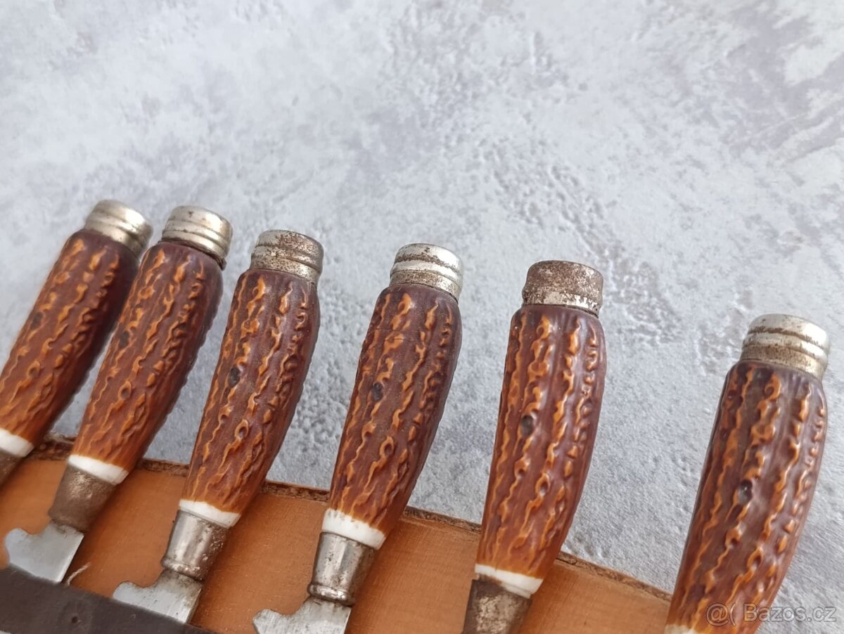 6ks malých nožíku na dřevěné podložce na zavěšení - 15