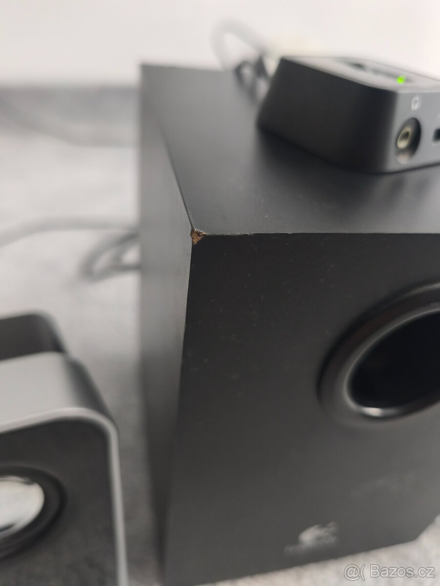 Herní počítač s klávesnicí, monitorem a reproduktory - 15