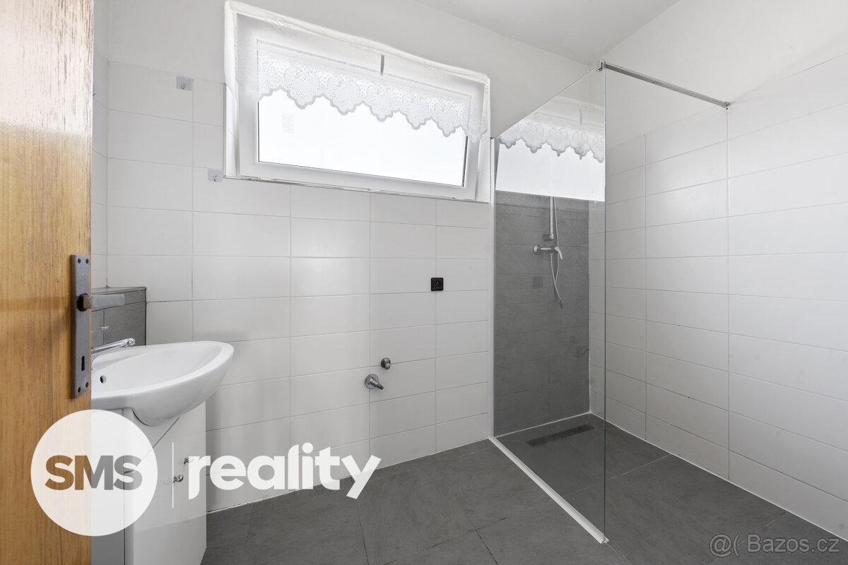 Prodej prostorného řadového domu 4+1 s garáží a zahradou – Č - 15