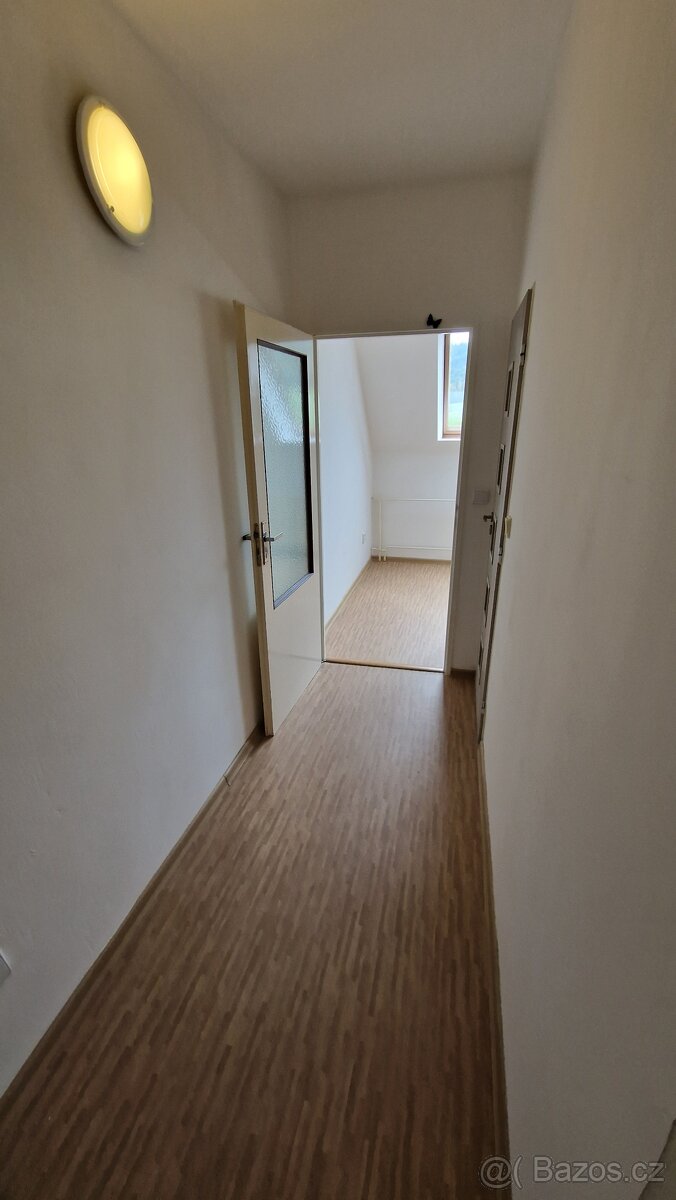 Pronájem podkrovního bytu 2+1, Radvanice u Trutnova - 15