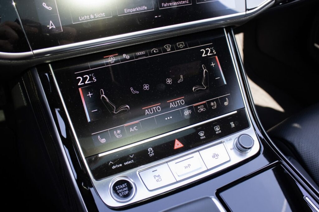 Audi A8 55 TFSI z roku 2022 - 15