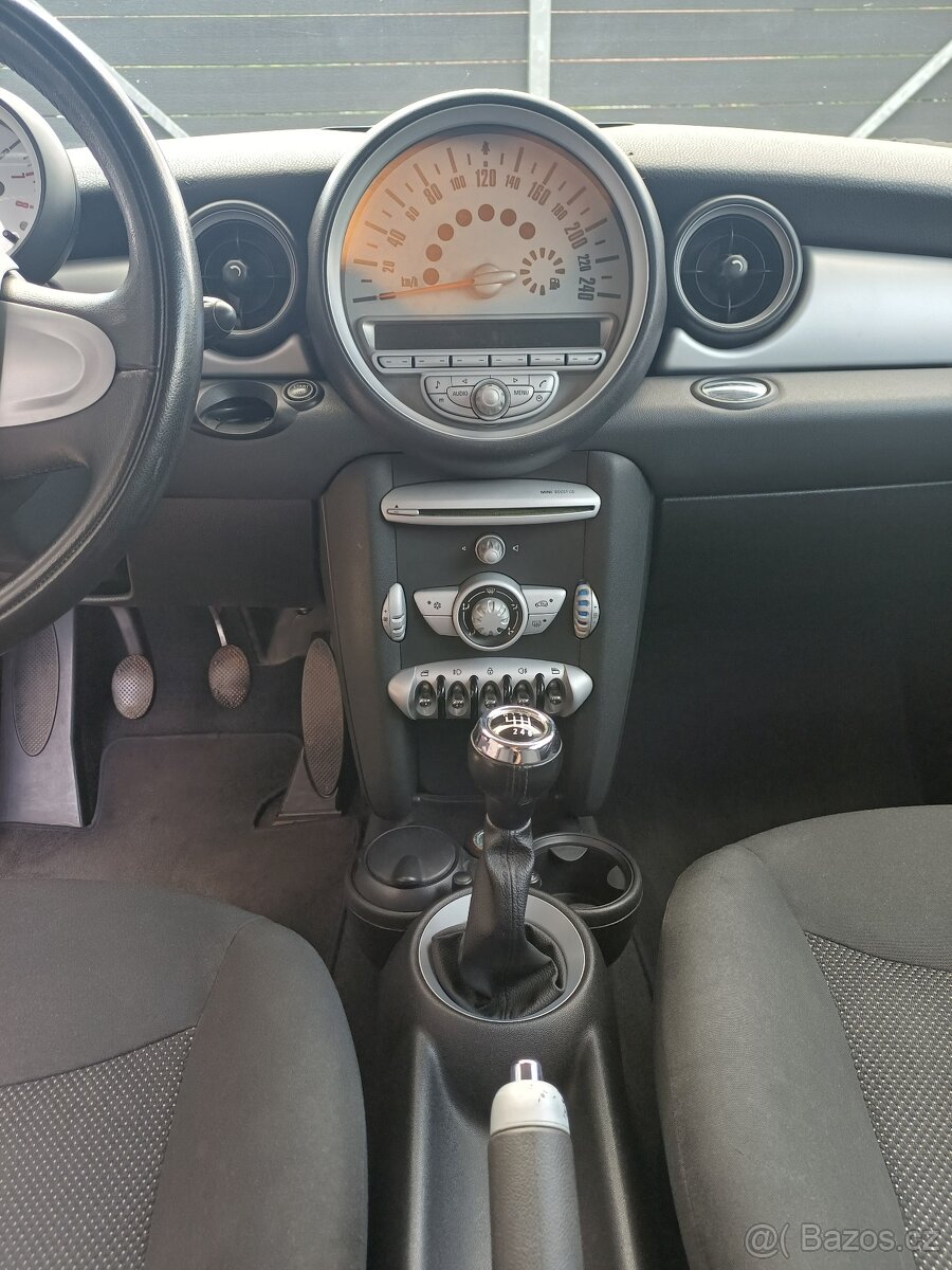 MINI Cooper 1.6i 88kW 2007 bez STK - 15