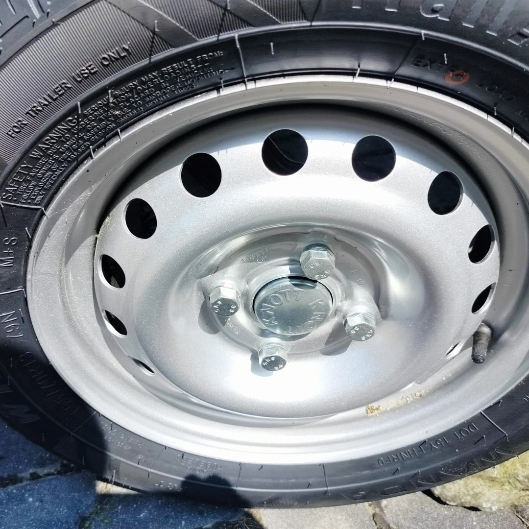 Přívěsný vozík -nástavba +uzamykatelné víko 2,06mx1,11mx1,0m - 15