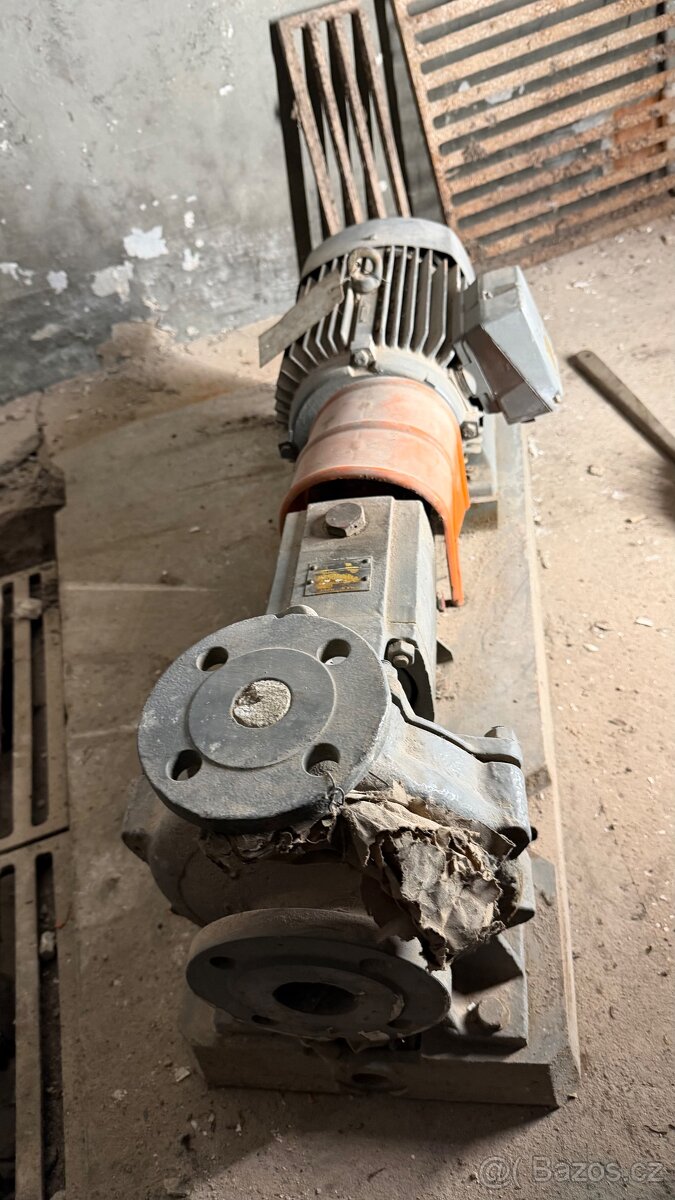 ELEKTROMOTOR S ČERPADLEM - 15