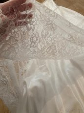 Krajkové svatební šaty - 15