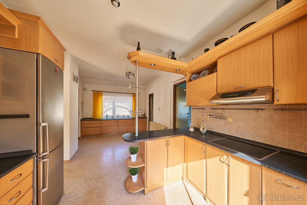 Prodej domu se 2 bytovými jednotkami, garážemi a dílnami - 15
