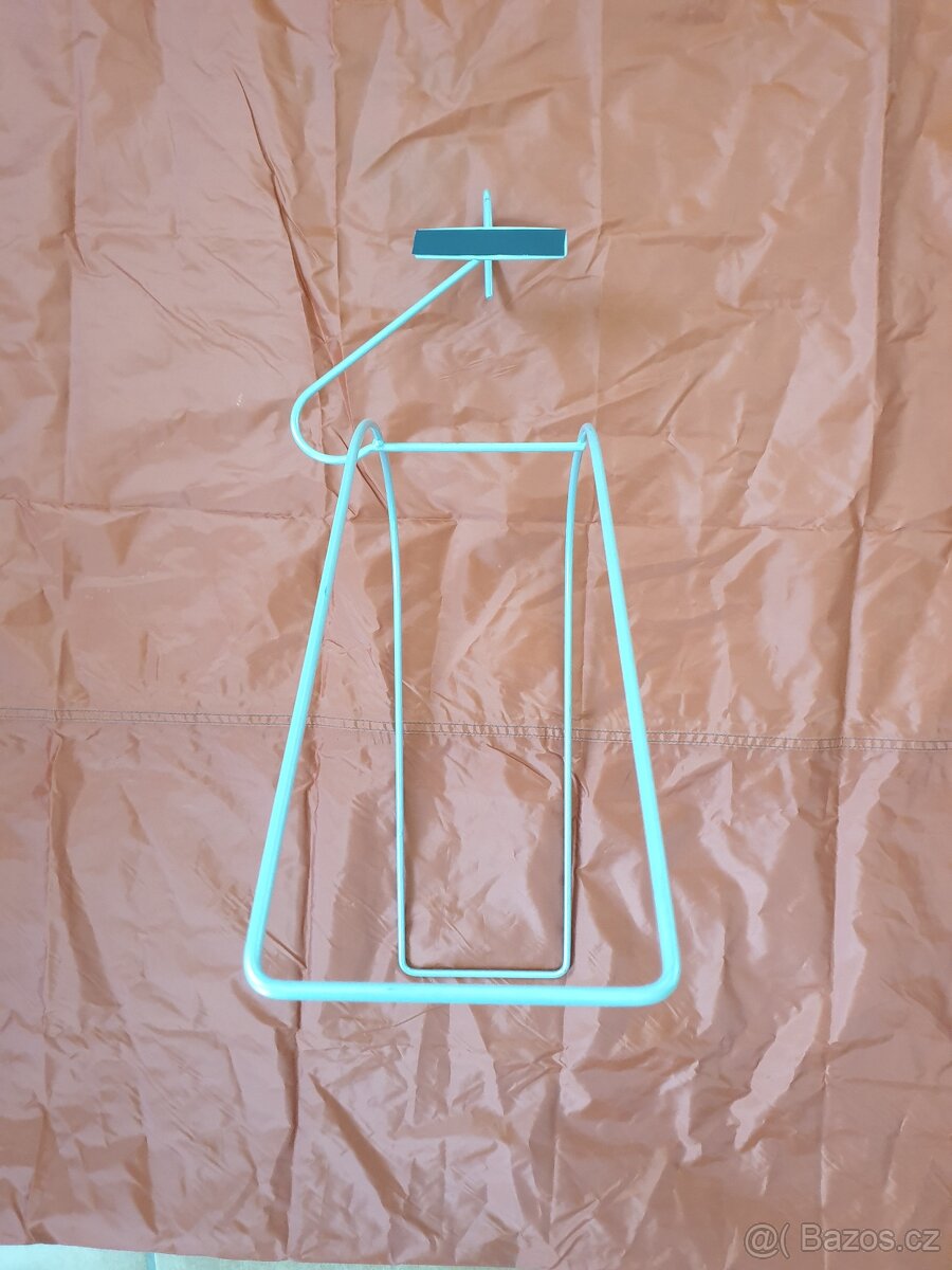 Vybavení prodejny (stojany, štendry, drátěné koše, ramínka) - 15