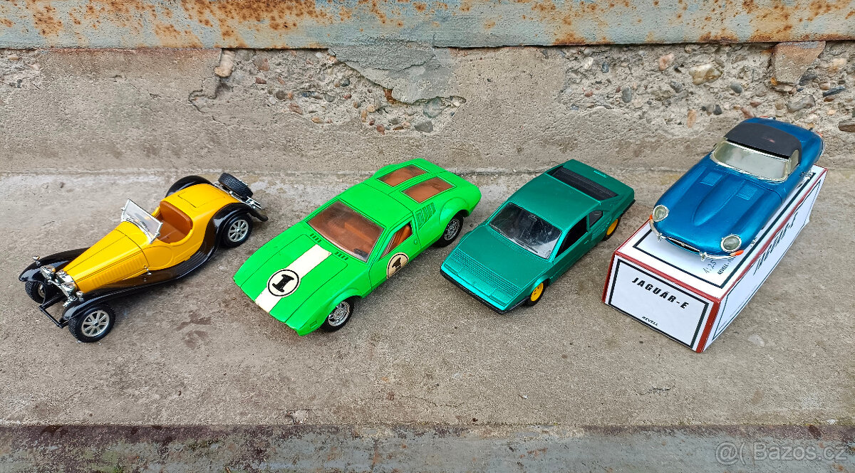 starší modely autíček auto kufr s dráhou motocykl formule aj - 15