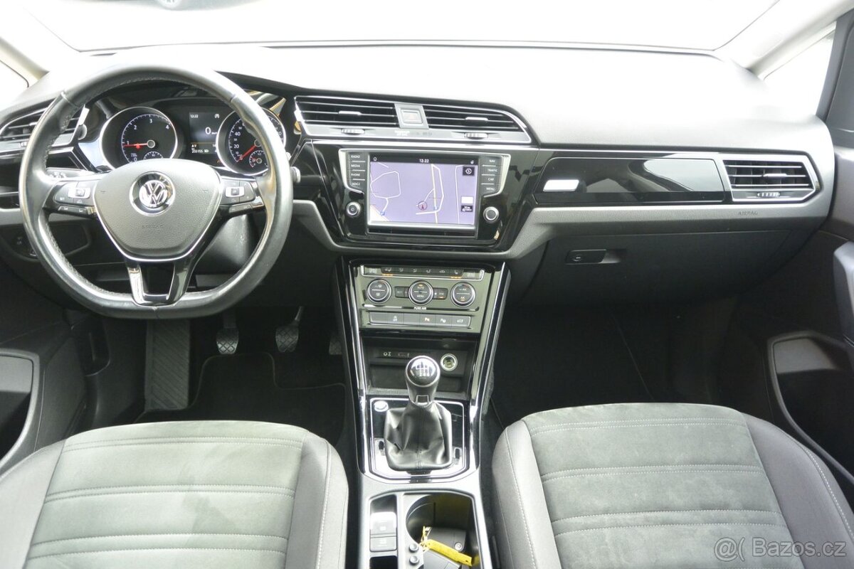 Volkswagen Touran 2.0TDi 110kW PANORAMANAVILED - 15