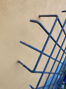 Mříže dva kusy kovové svařované okenní za 3.000 kč - 15