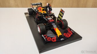 Max Verstappen 1:18 s figurkou - prvy titul Abu Dhabi 2021 - 15