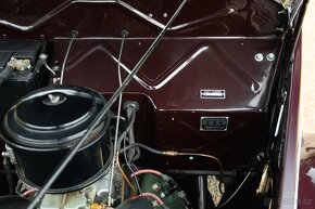 Ford V8 Roadster Deluxe - 15