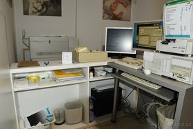 Vitríny, pulty, skřínky, pracovní stoly - 15