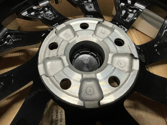 SUPERB 4, 3 NOVÁ ZIMNÍ ALU HELIX BLACK 235/40/19 R.V 2024 - 15