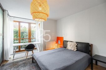 Pronájem zařízeného bytu 3+kk se zahradou a terasami v Praze - 15